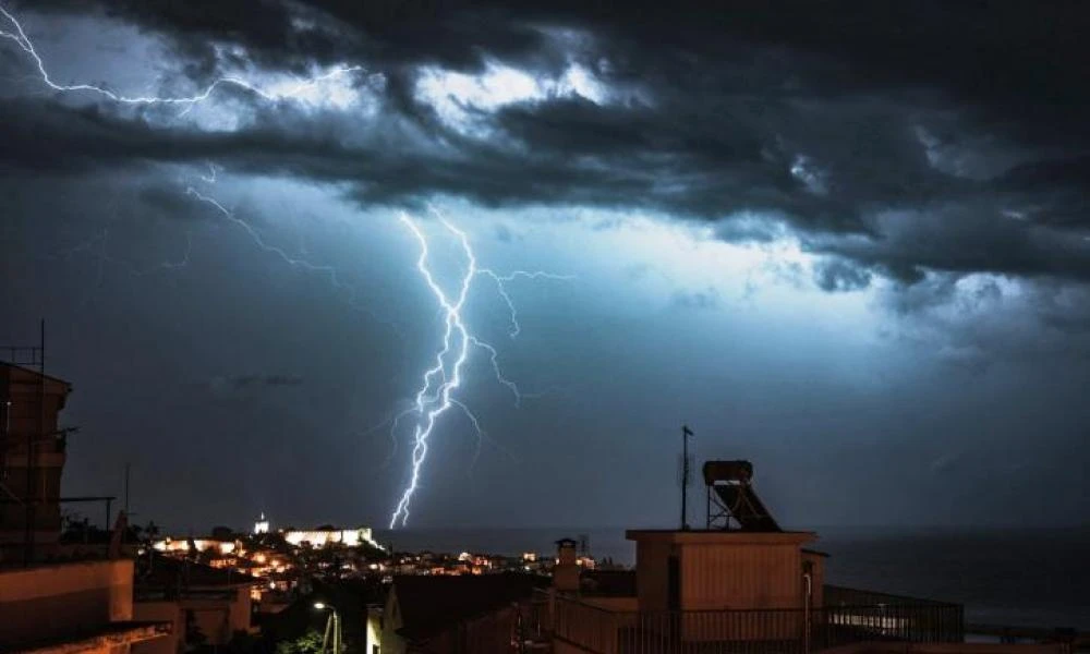 Σε επιφυλακή για το δεύτερο κύμα ακραίων φαινομένων - Έπεσαν 30.000 κεραυνοί μέσα σε 18 ώρες